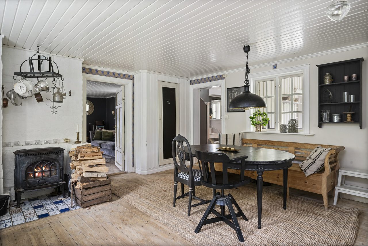 Huvudbyggnad, kök med vy mot vardagsrum och hall