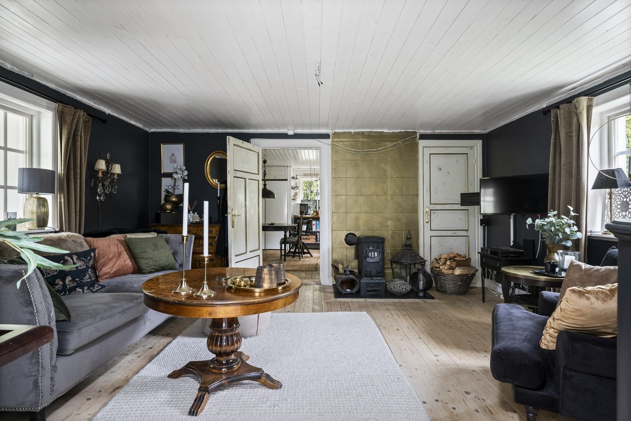 Huvudbyggnad, vardagsrum med vy mot kök