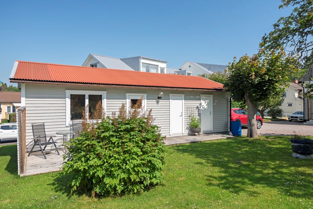 Garagelänga med gästrum,förråd och garage