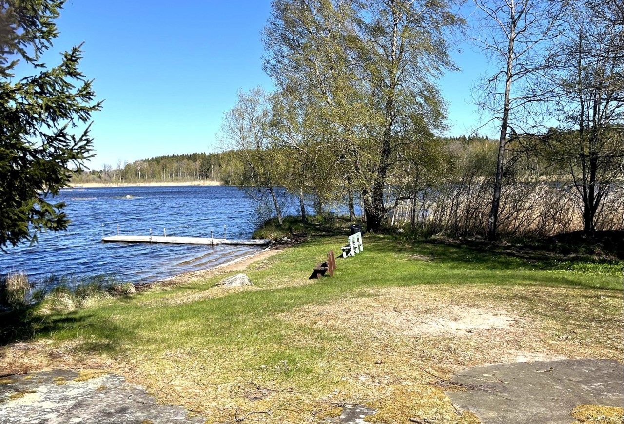 Sandstrand och brygga