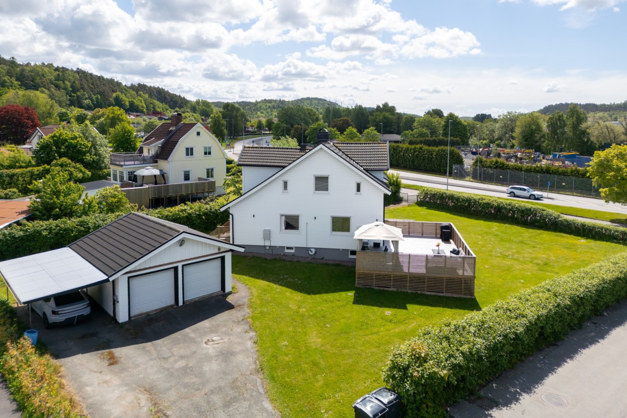 Garage som rymmer två bilar (och kanske en cykel eller tre) –  Även carport och p-plats på uppfart