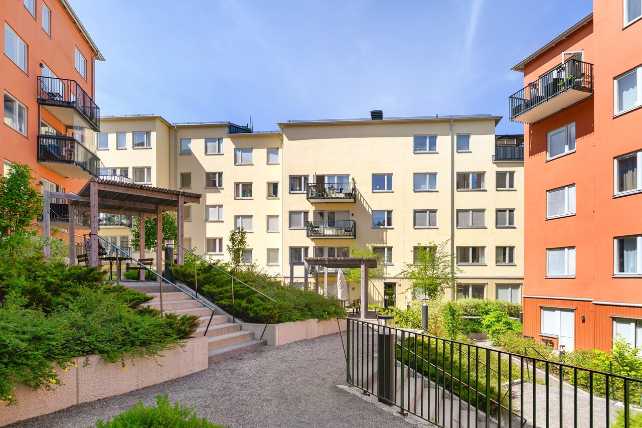 Vy mot balkongen högst upp i huset och fritt uppåt