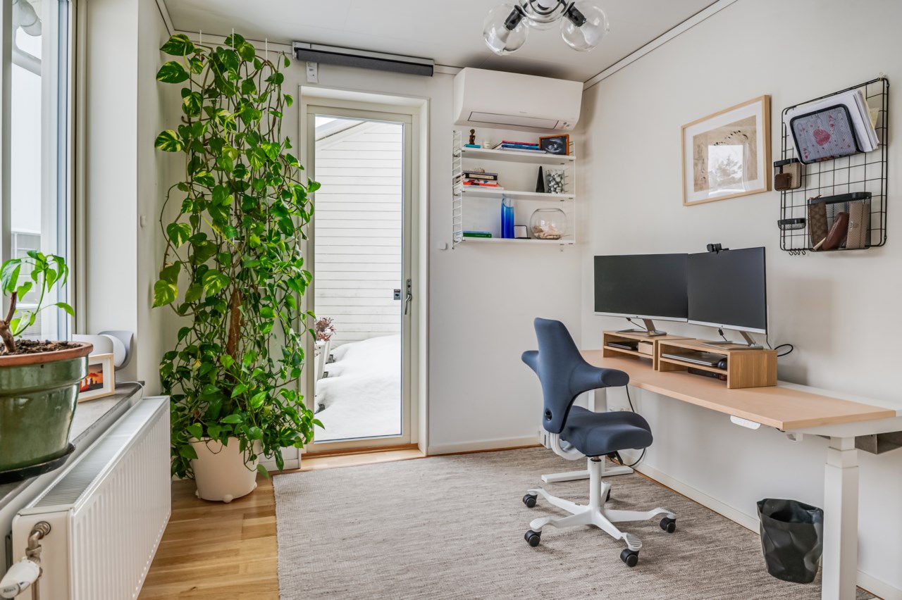 Sovrum 3 inrett som kontor, även här access till terrassen