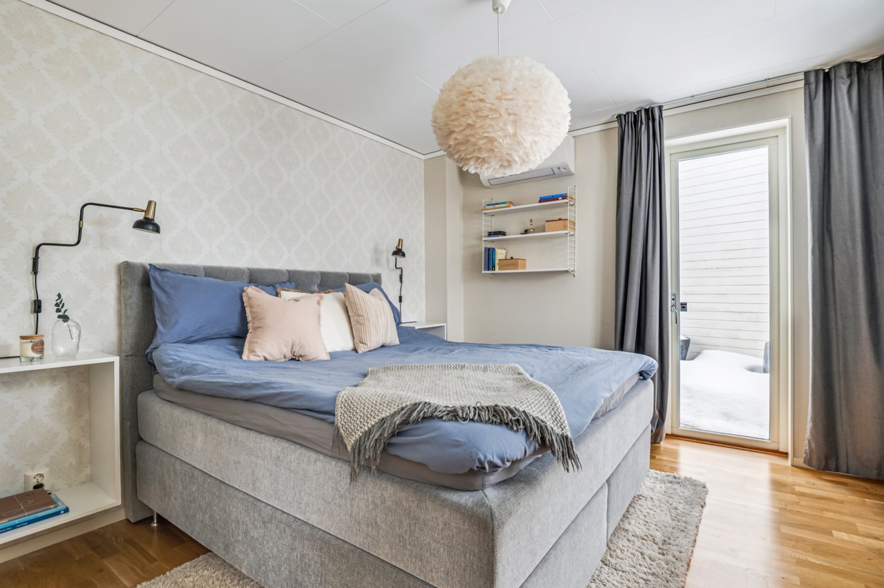 Master bedroom med utgång till den stora terrassen
