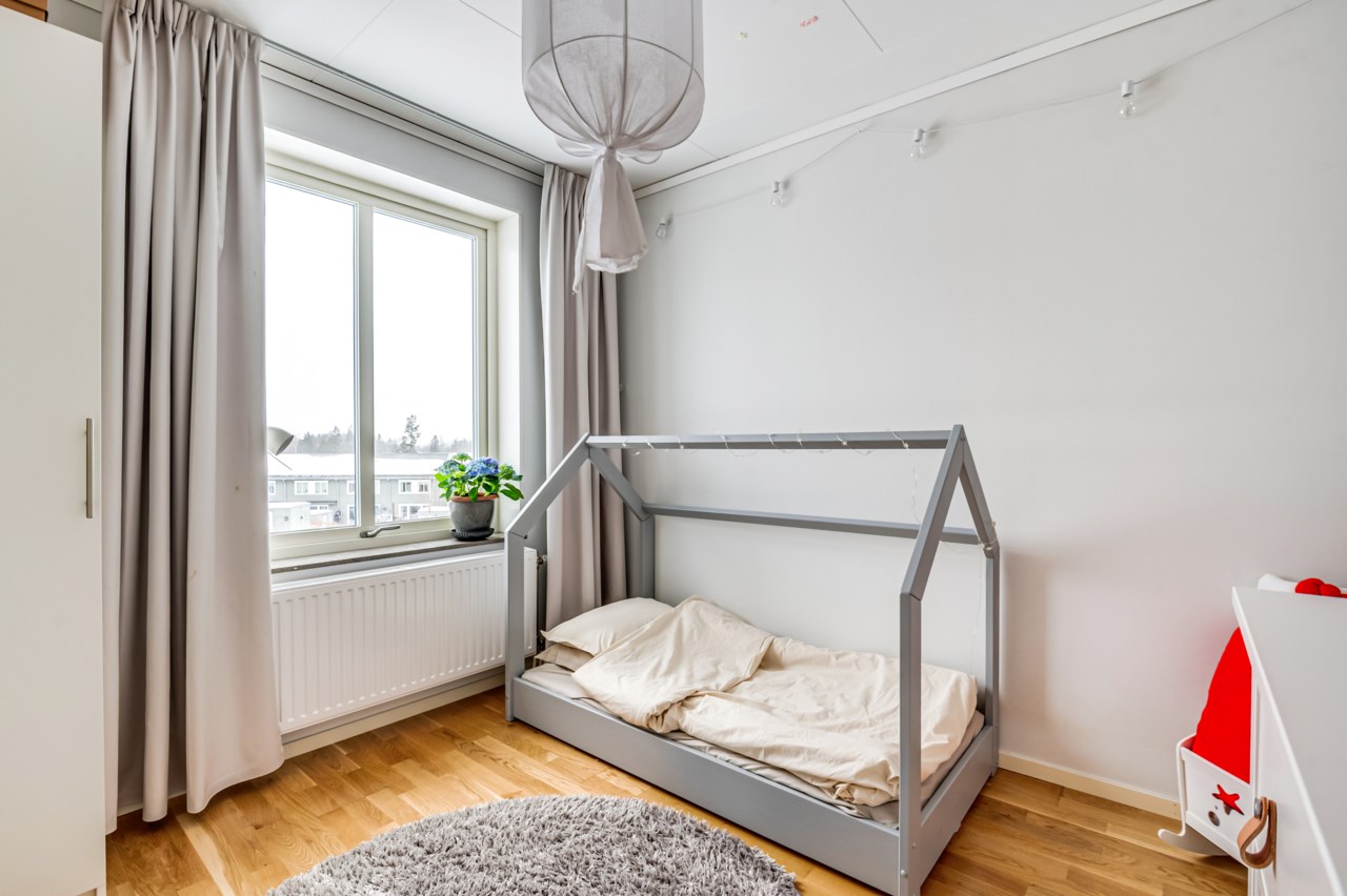 Sovrum 2 inrett som ett barnrum