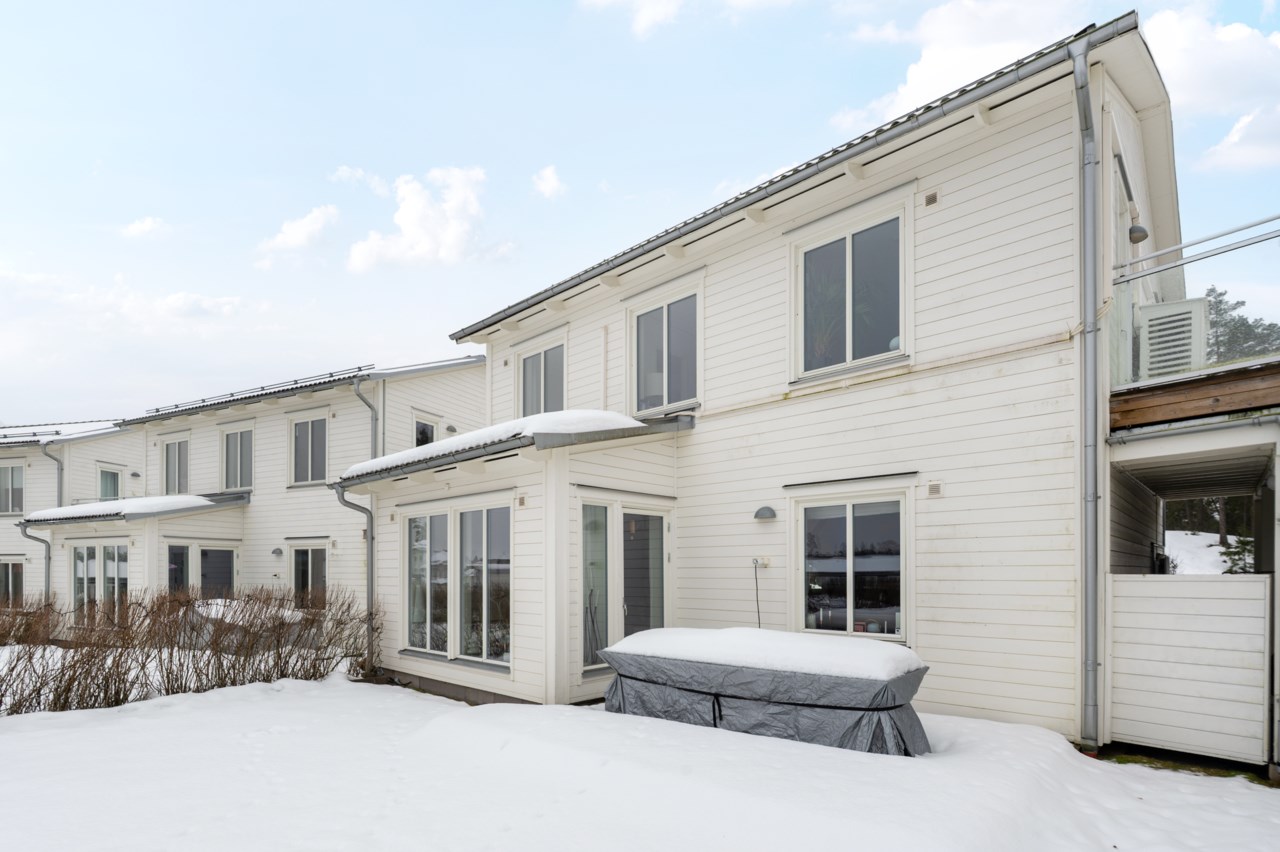 Husets från baksidan med burspråket