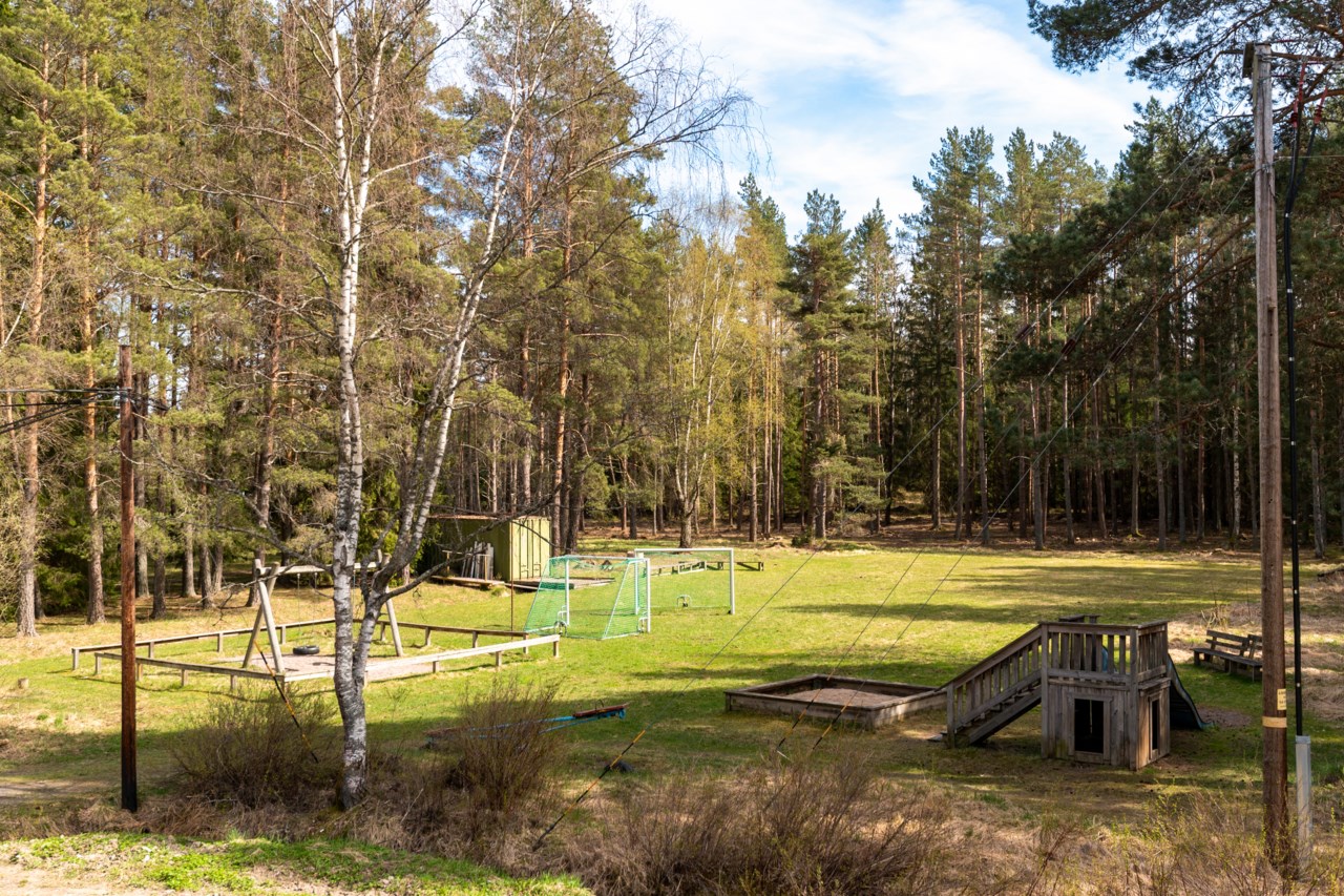 Områdets grönområde med lekplats och fotbollsplan