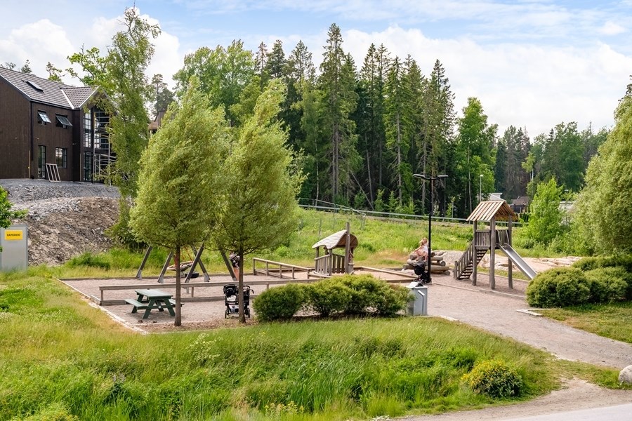 Lekplats i Kolartorp med utegym bredvid