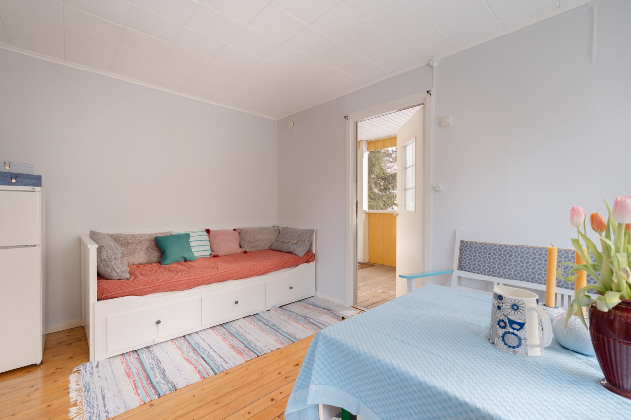 Vardagrum med plats för både  soffa och matgrupp