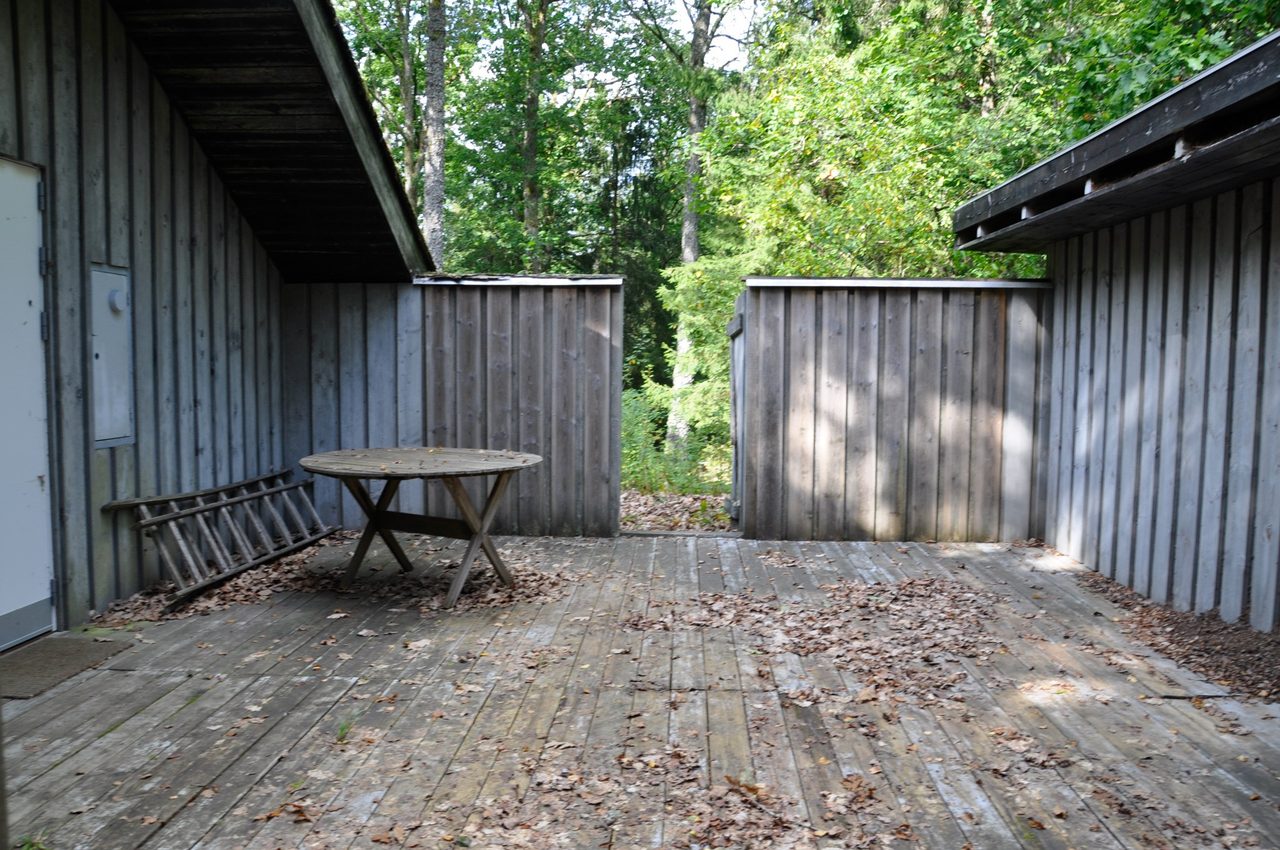 trädäck vid entrén