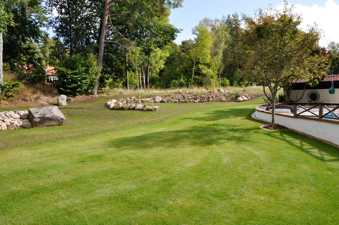 anlagd trädgård med framdragen bevattning och belysning