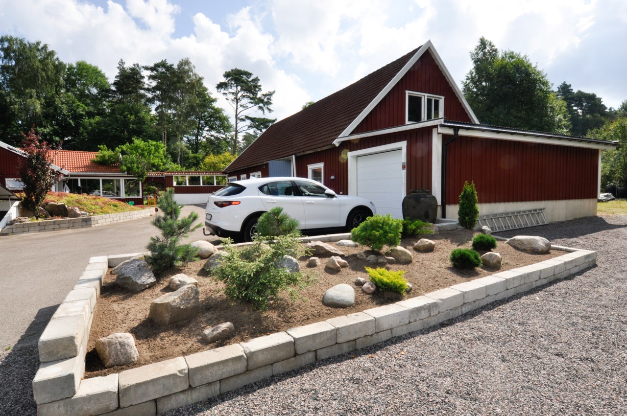 vackra rabatter vid infarten