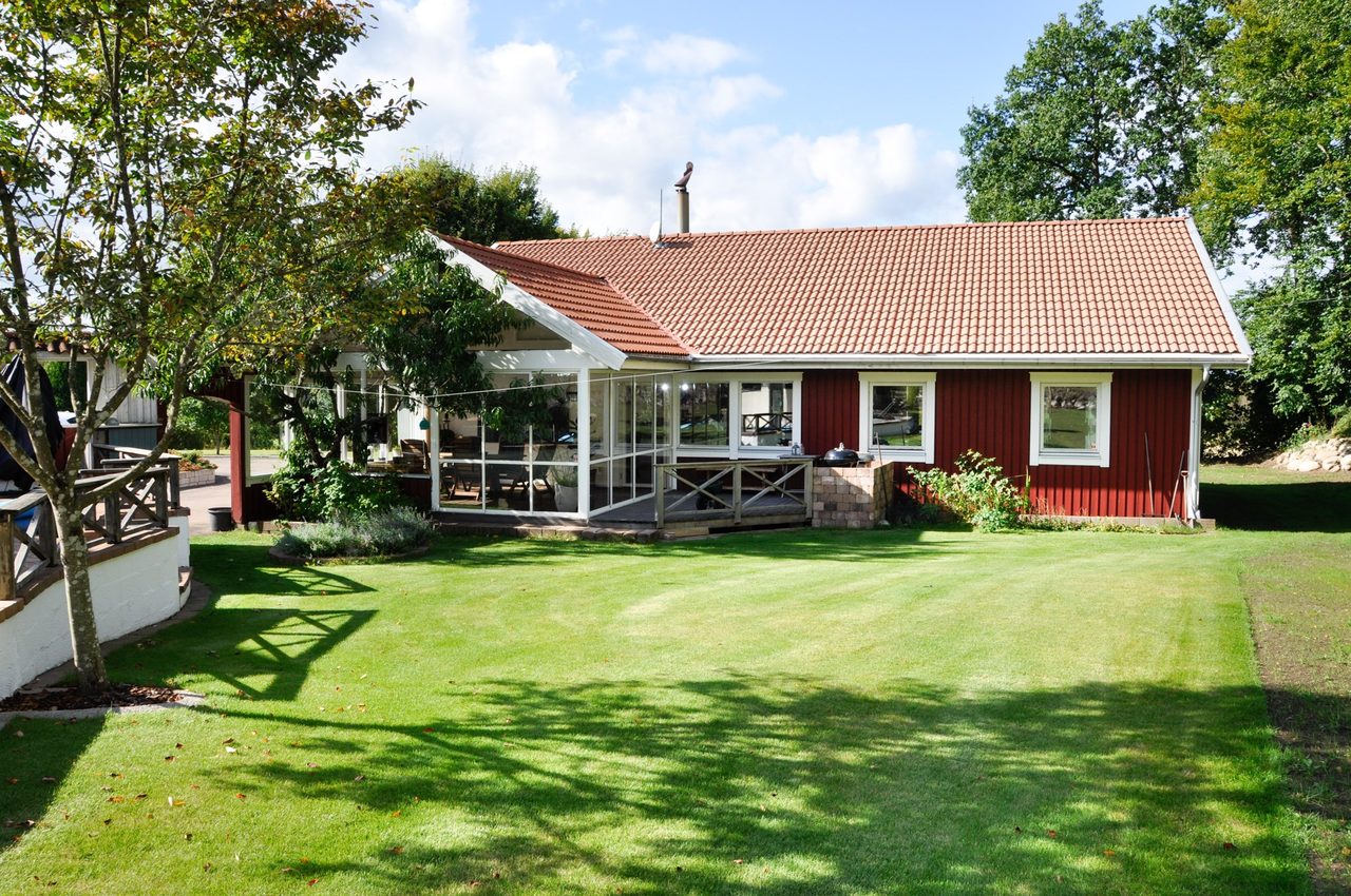 privat baksida med bad, trädäck, grill och bastuhuset!