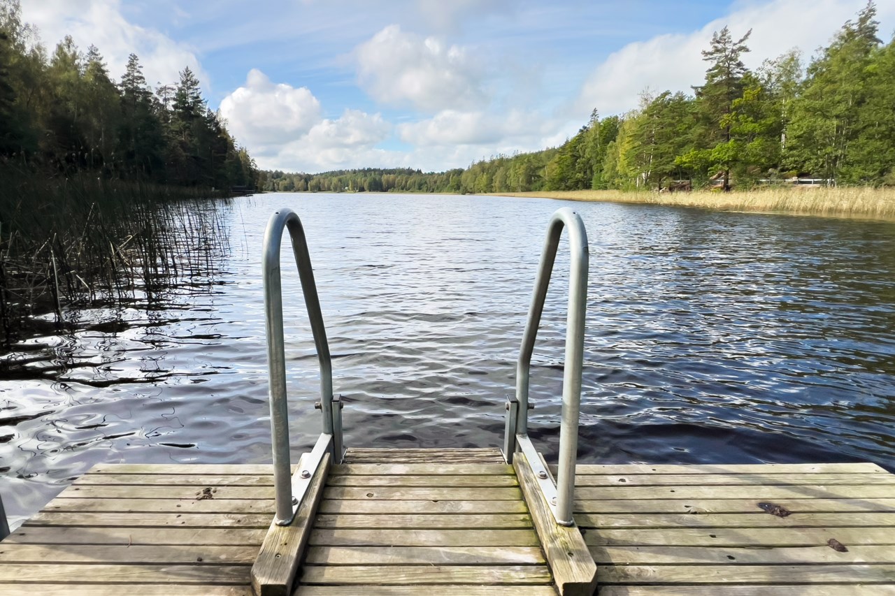 Brygga vid sjön Ådran