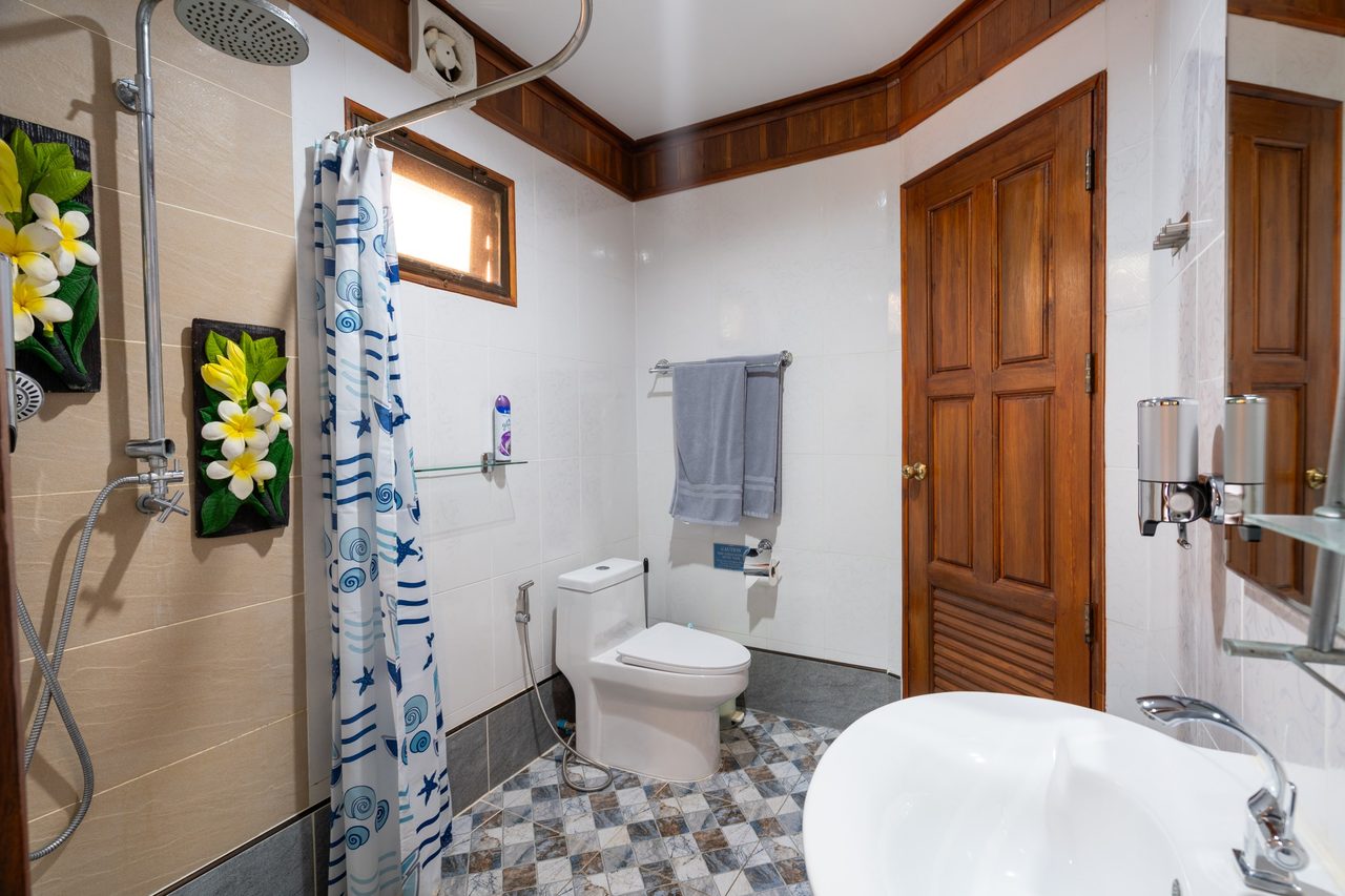 14 Upstairs Bathroom