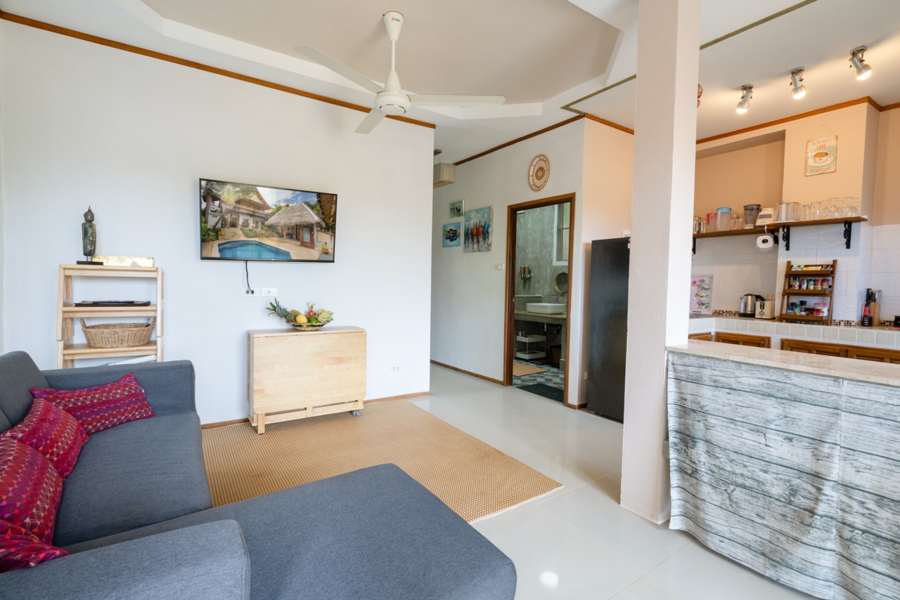16 Lounge with foldaway dining table