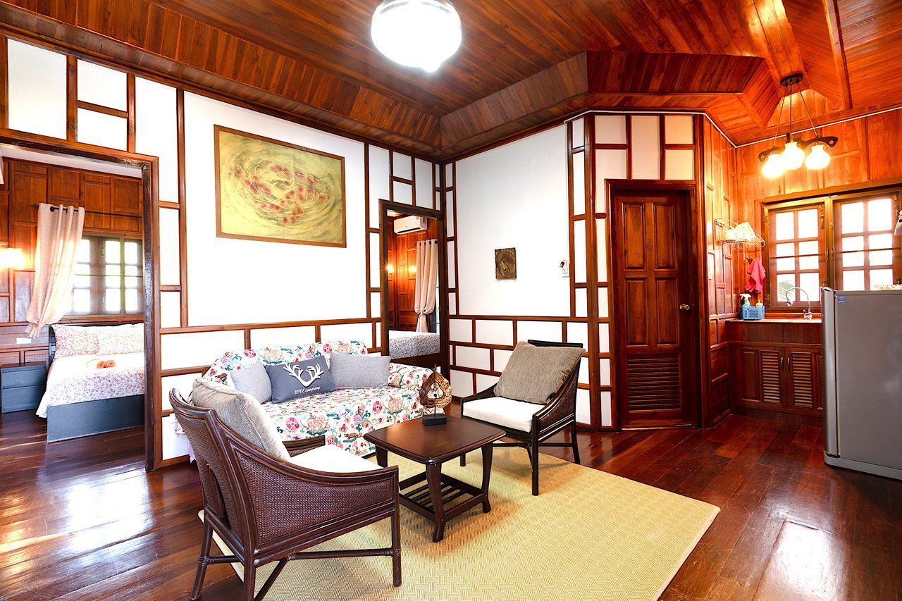 11 Upstairs lounge