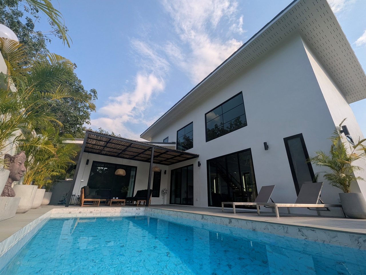 Backyard Villa 908