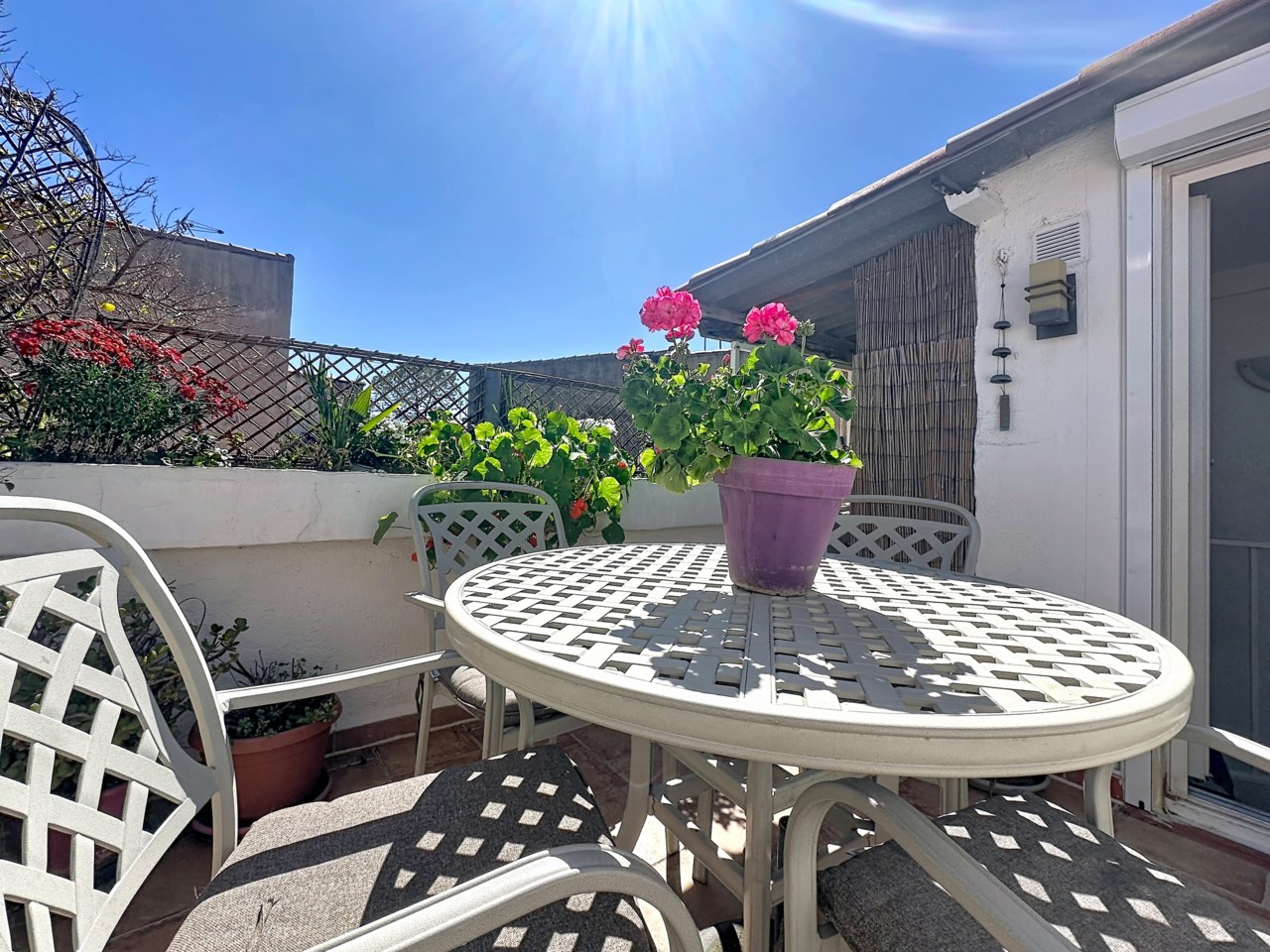 Charmigt byhus med takterrass i Gamla Antibes