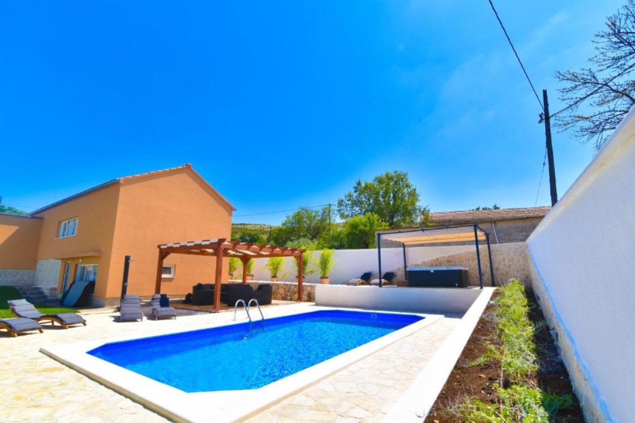 Hus med stor trädgård, pool och jacuzzi i Debeljak nära Zadar