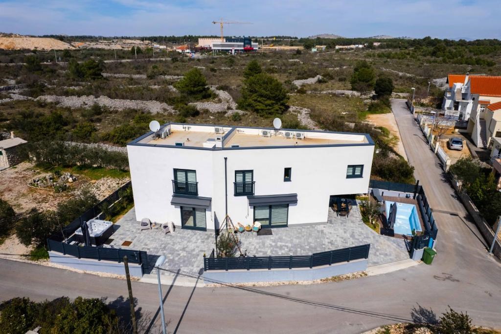 Vodice Zadar 6 bedroom villa with the pool