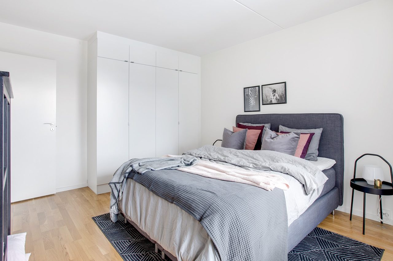 Bild från visningslägenhet med samma planlösning (spegelvänd)