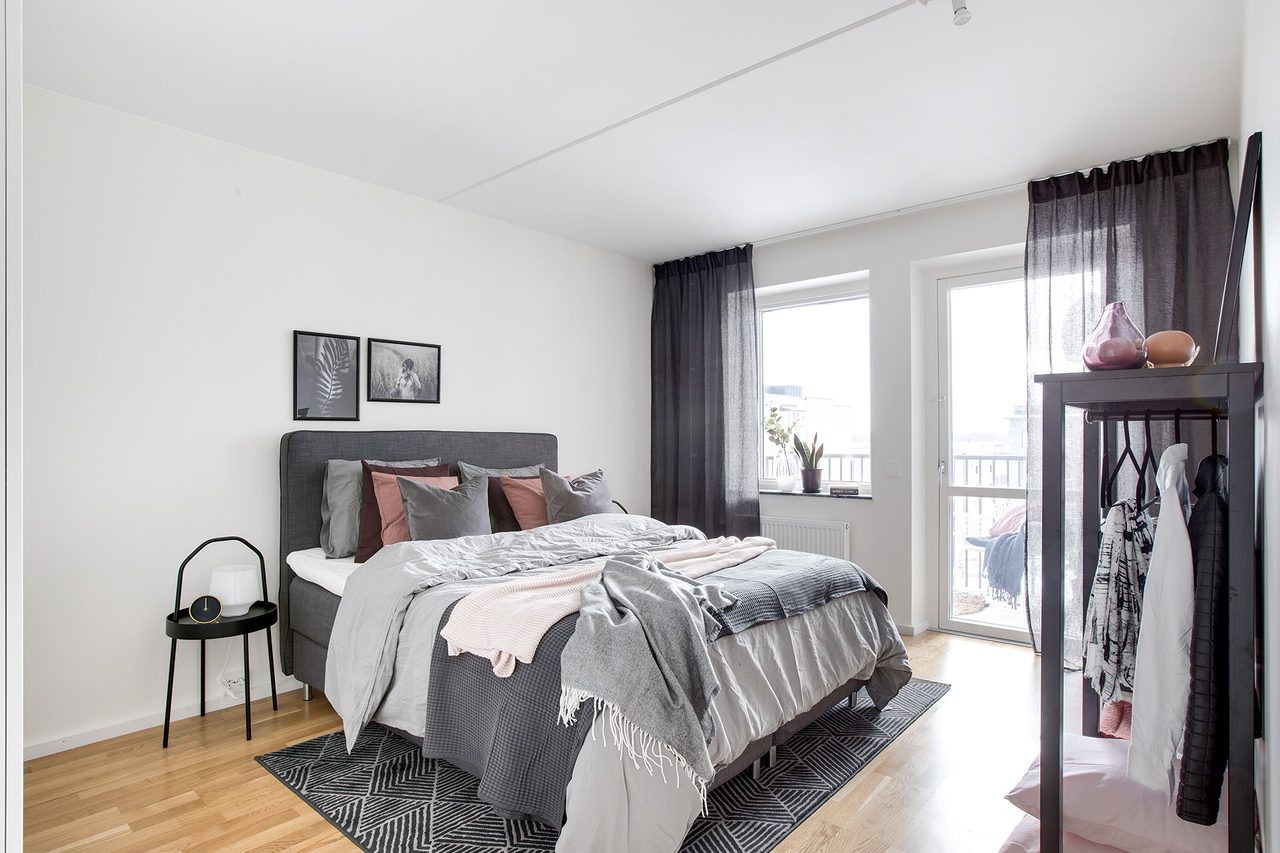 Bild från visningslägenhet med samma planlösning (spegelvänd)