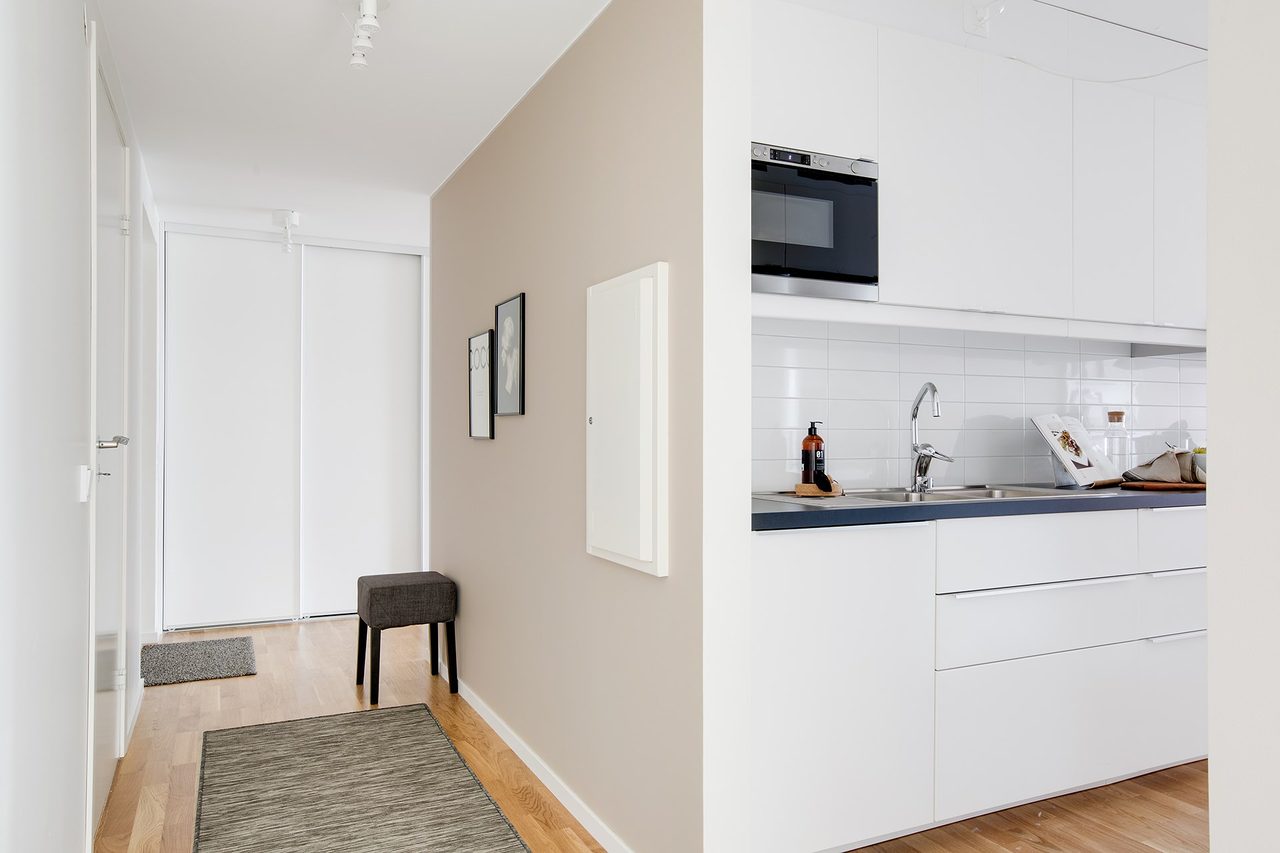 Bild från visningslägenhet med samma planlösning (spegelvänd)