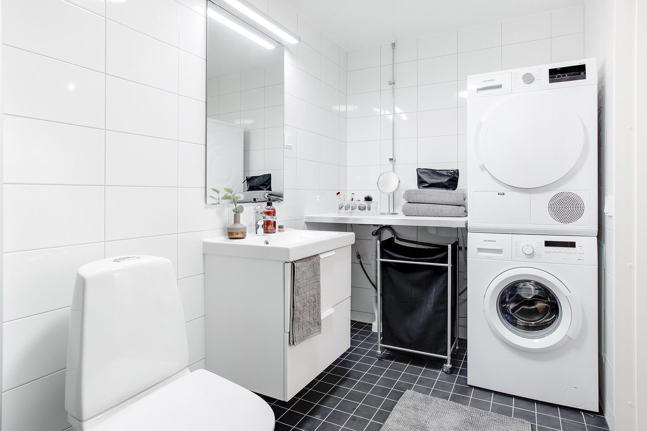 Bild från visningslägenhet med samma planlösning (spegelvänd)