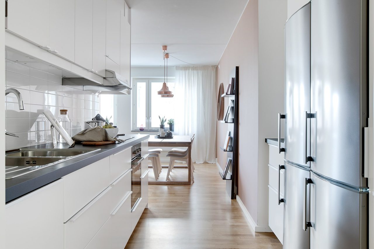 Bild från visningslägenhet med samma planlösning (spegelvänd)