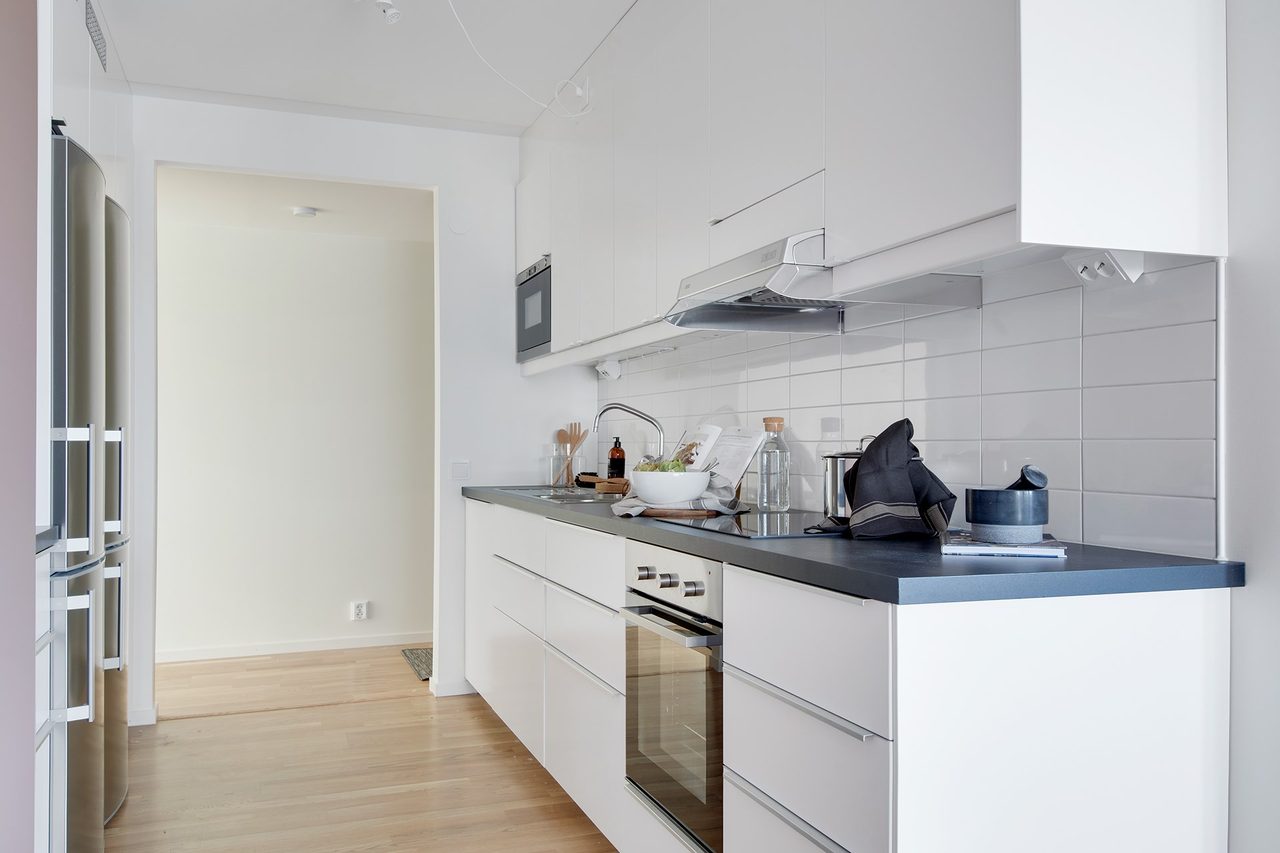 Bild från visningslägenhet med samma planlösning (spegelvänd)