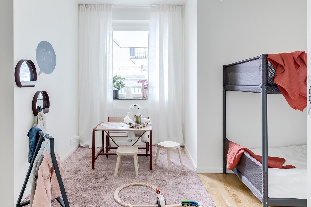 Bild från visningslägenhet med samma planlösning (spegelvänd)