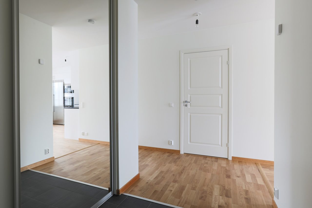 Hall med bra förvaring i skjutdörrsgarderober