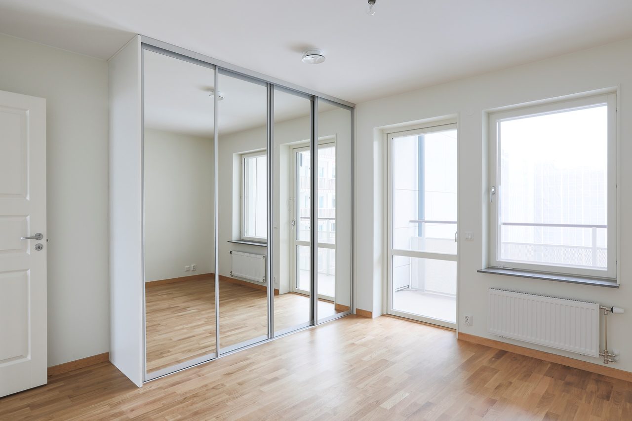 Påkostade garderober med spegeldörrar