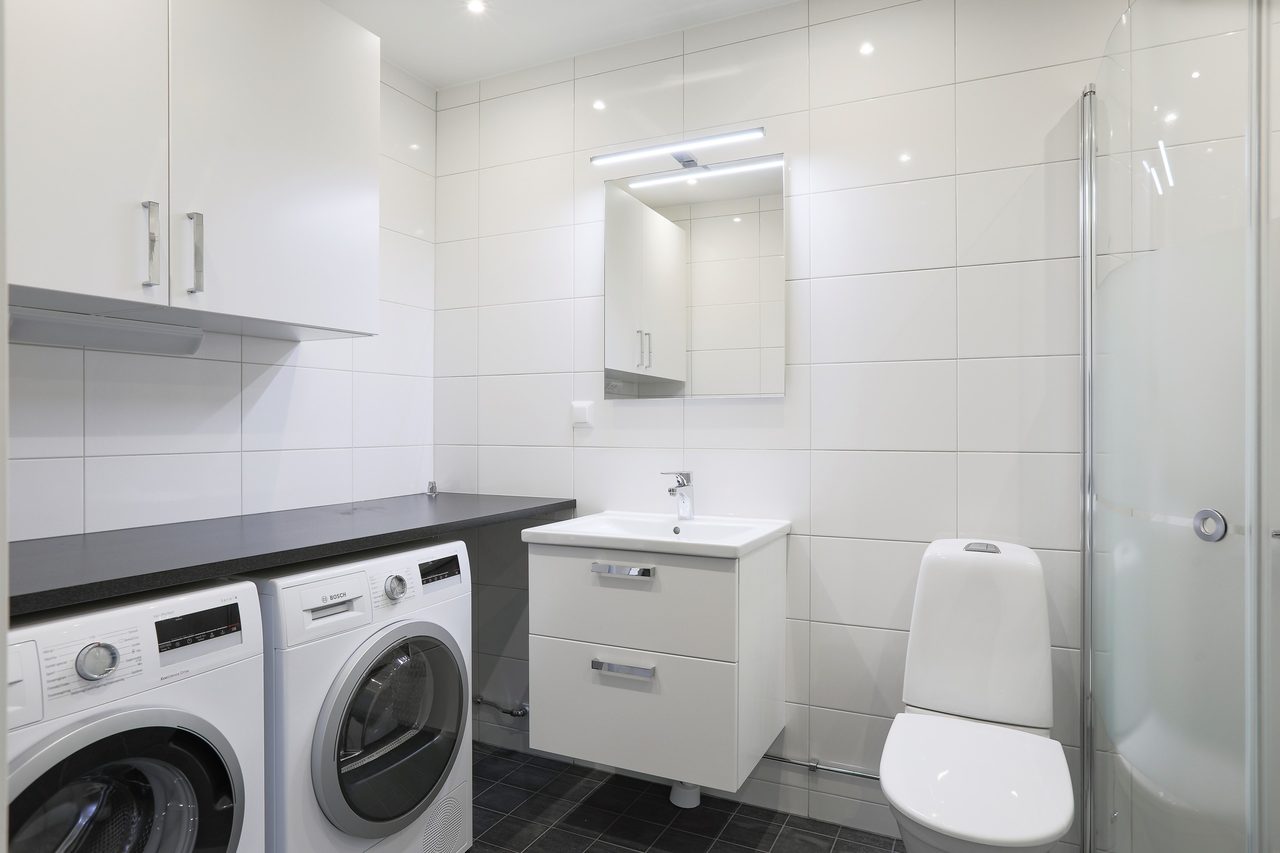 Badrum med infälld spotlightsbelysning