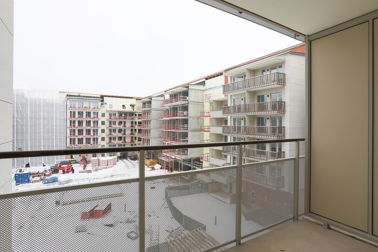 Stor balkong mot gården