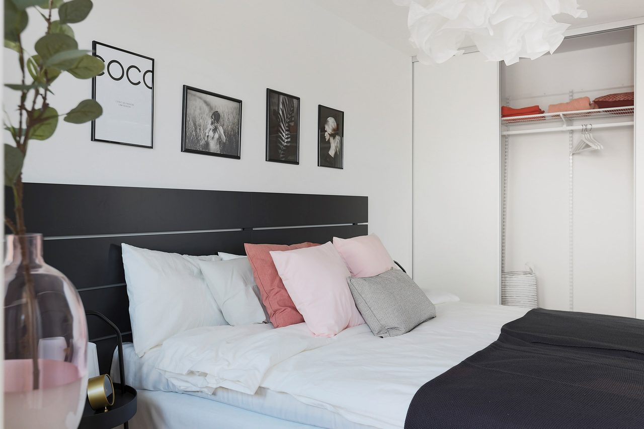 Bild från visningslägenhet med spegelvänd planlösning