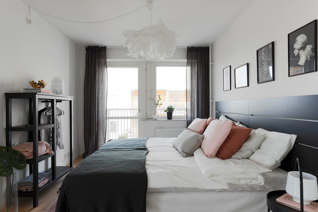 Bild från visningslägenhet med spegelvänd planlösning