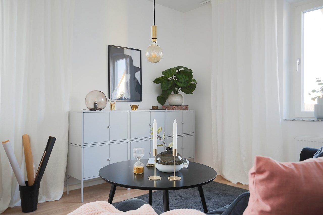 Bild från visningslägenhet med spegelvänd planlösning