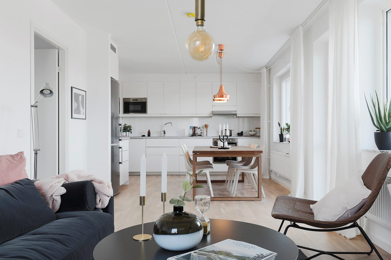 Bild från visningslägenhet med spegelvänd planlösning