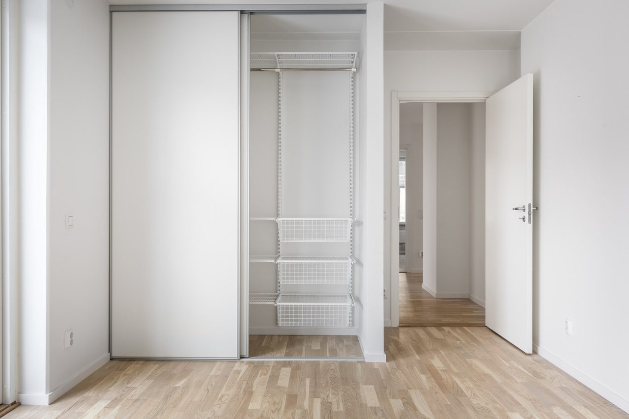 Exempel inredning skjutdörrsgarderob