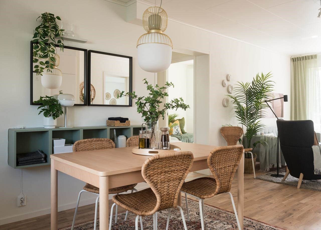 koksbord-med-hyllor-och-speglar-pa-vaggen-i-boklok-lagenhet