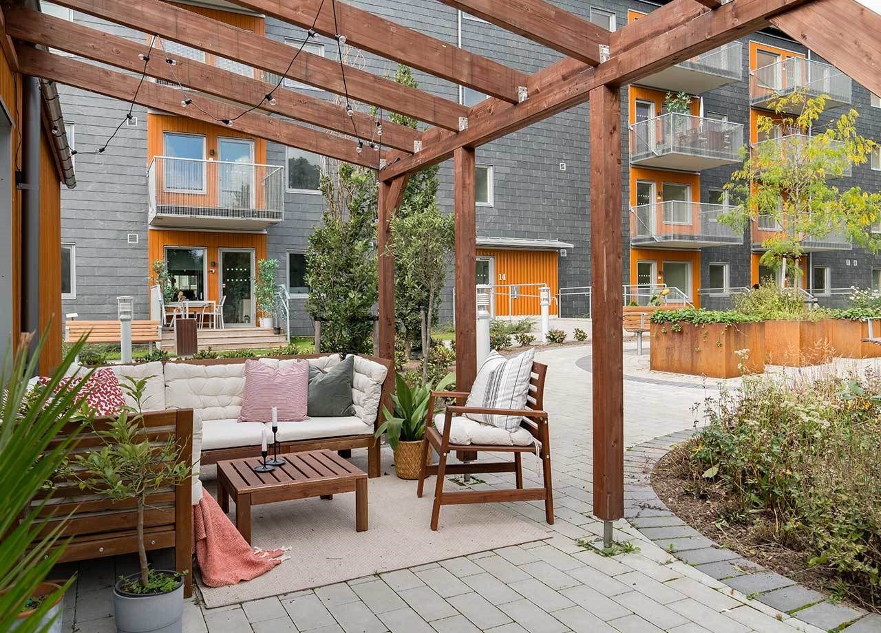 mysig-uteplats-med-utemobler-i-boklok-vaxthuset