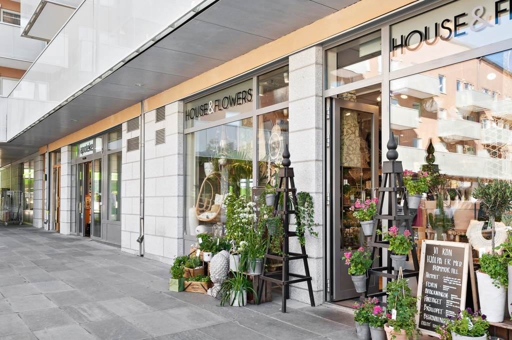 Blombutik och apotek i föreningens bottenplan