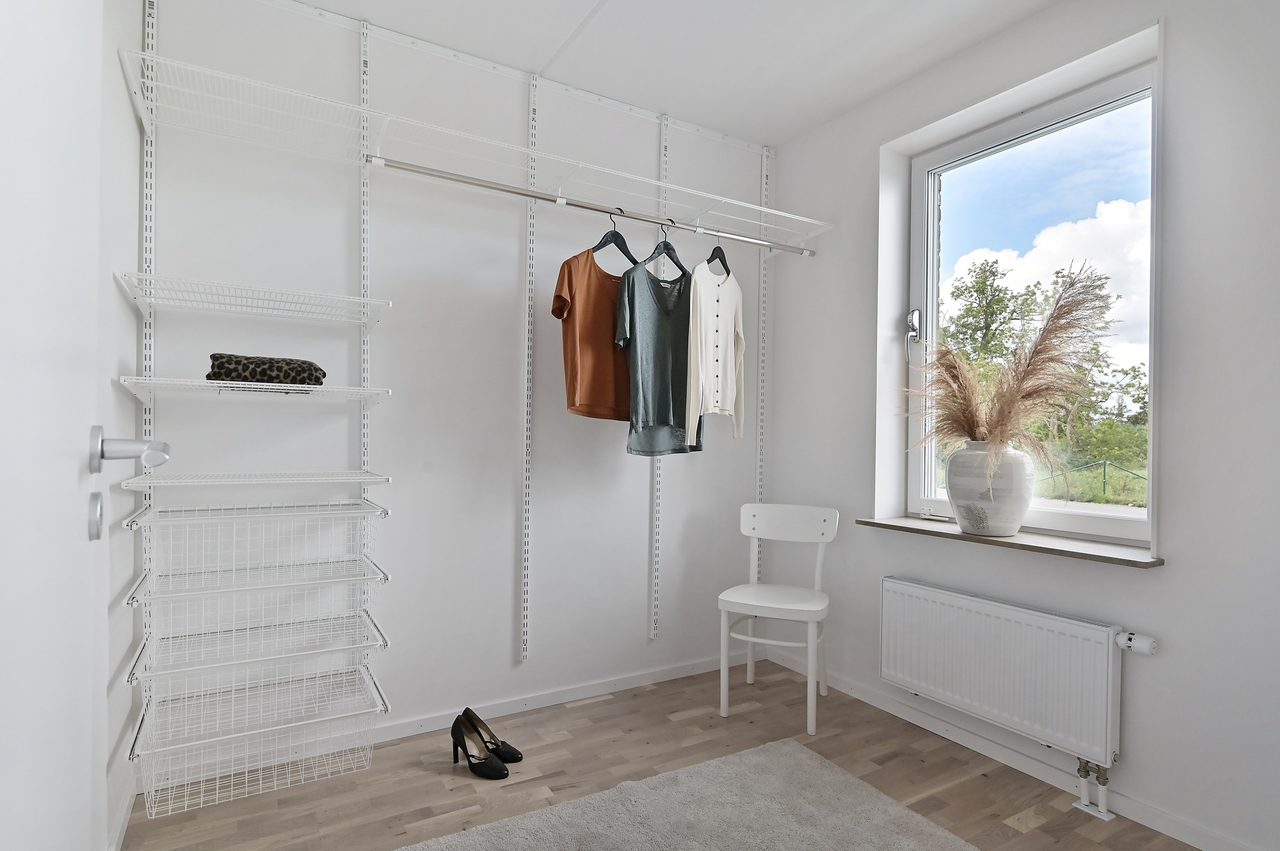 Stor klädkammare med fönster