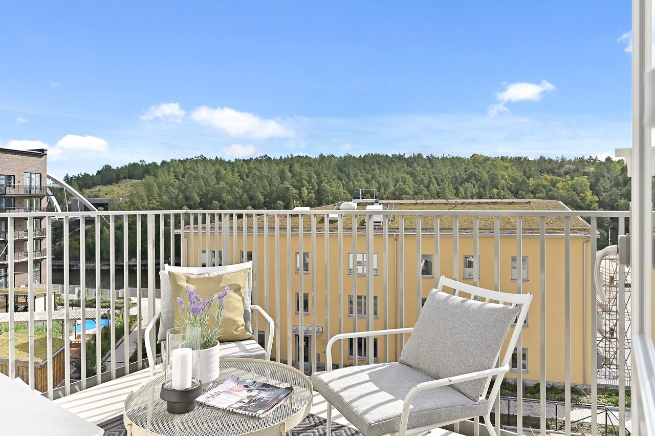 Balkong i söderläge med utsikt över Svindersviken