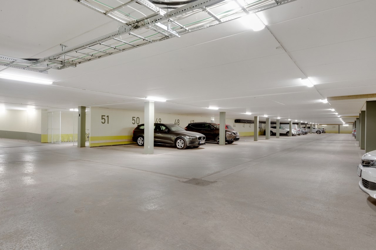 Garage i huset med vanliga platser och platser med laddbox (kö kan förekomma)