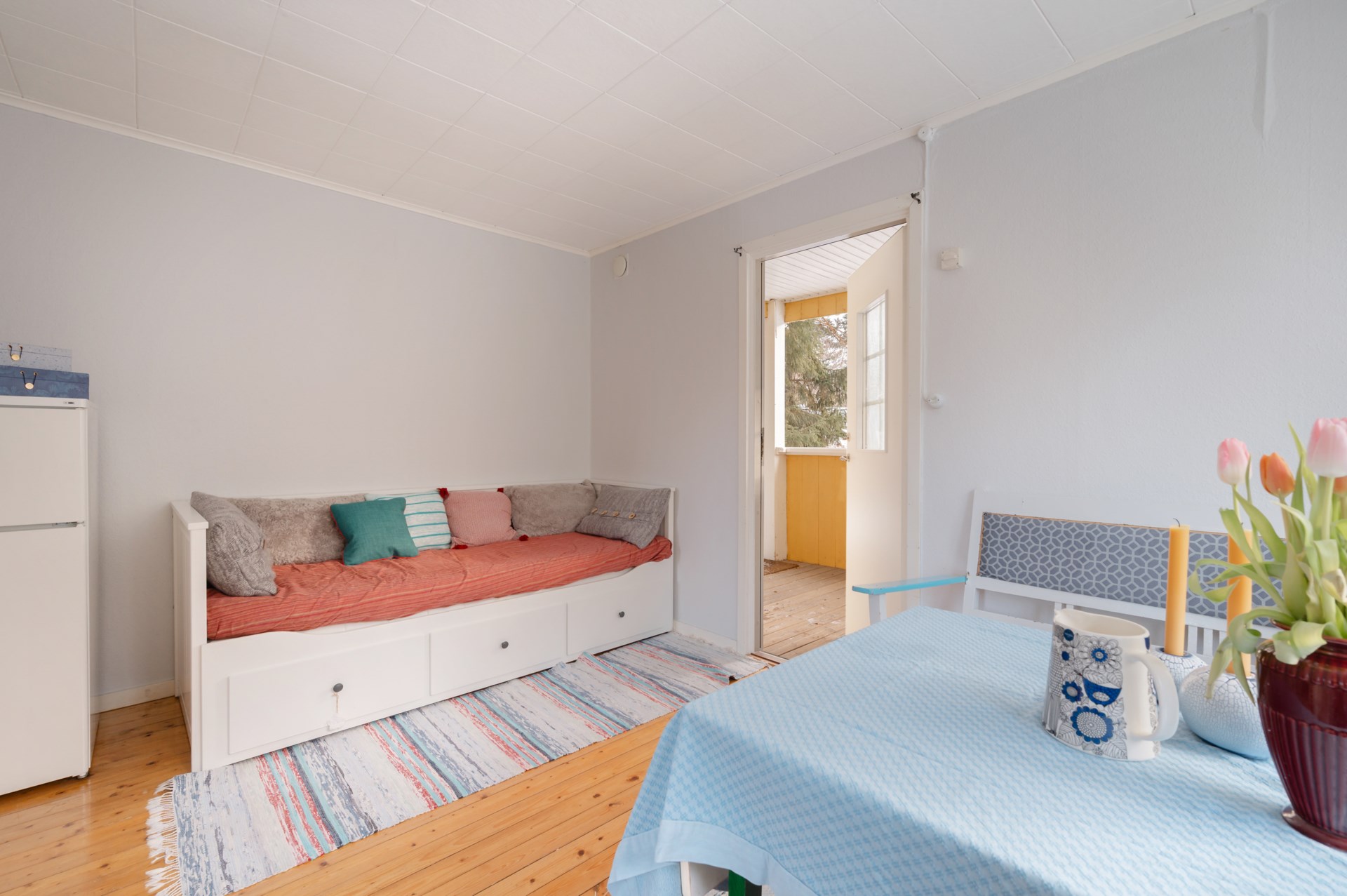Vardagrum med plats för både  soffa och matgrupp