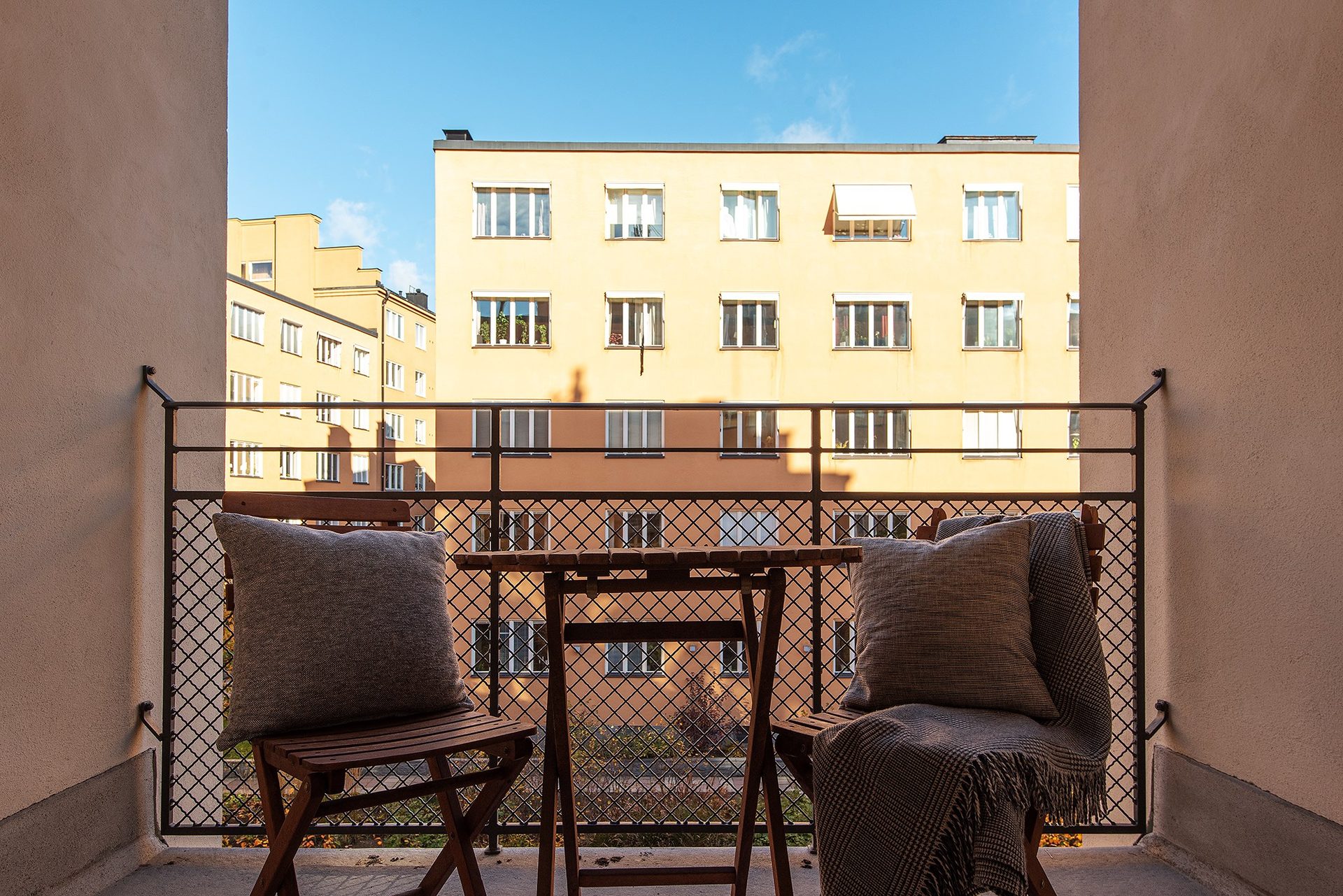 Trevliga balkonger i trapphuset